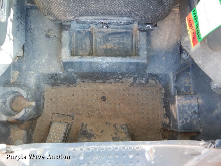 image for item DH2680 2015 John Deere 323E skid steer