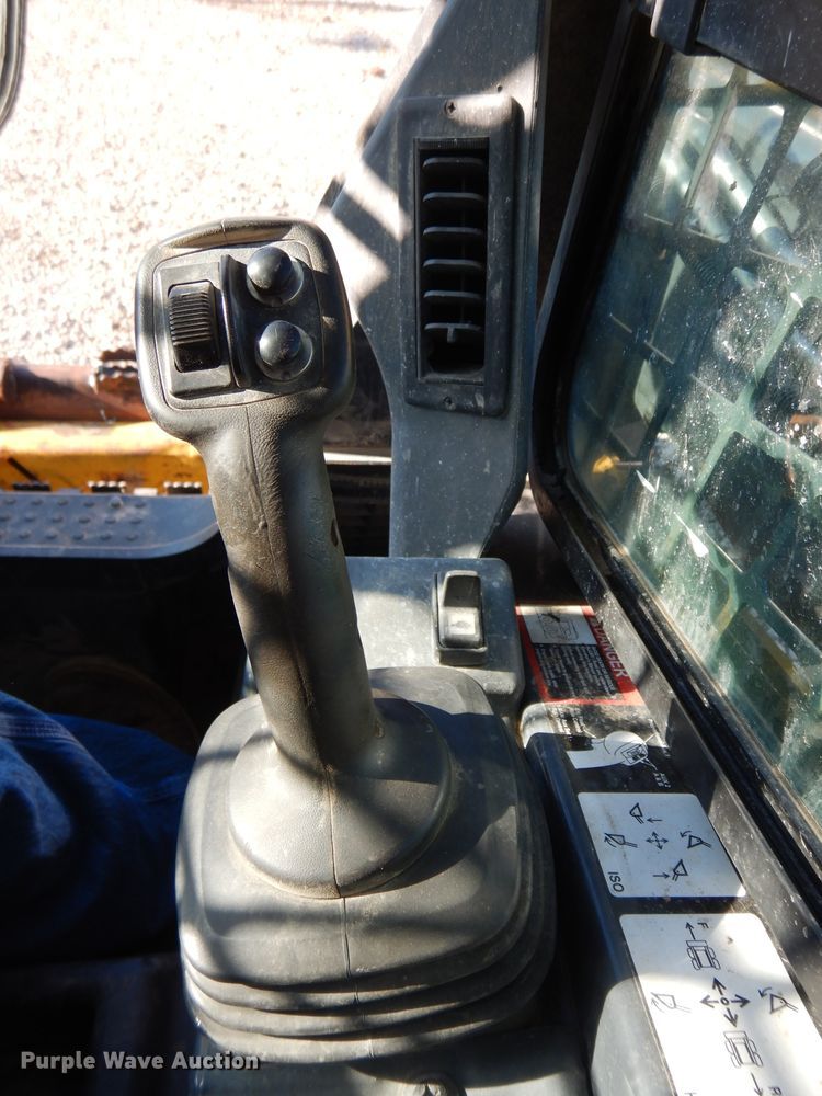 image for item DH2680 2015 John Deere 323E skid steer