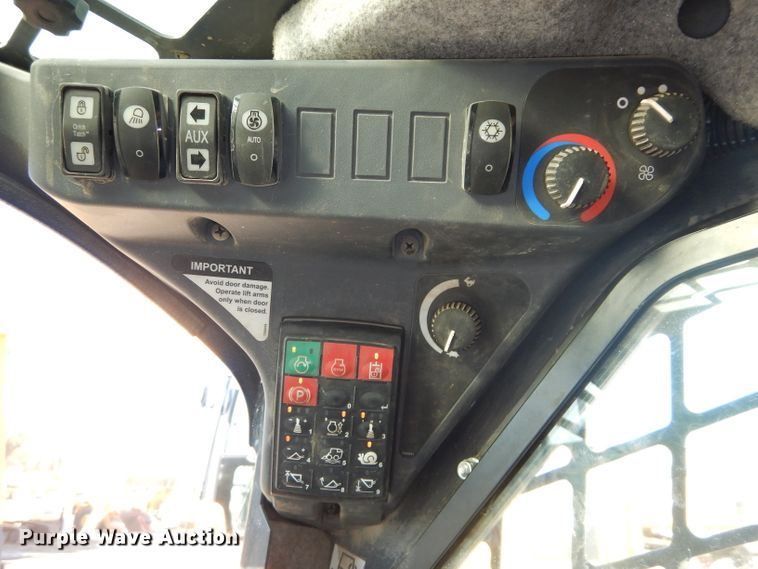 image for item DH2680 2015 John Deere 323E skid steer