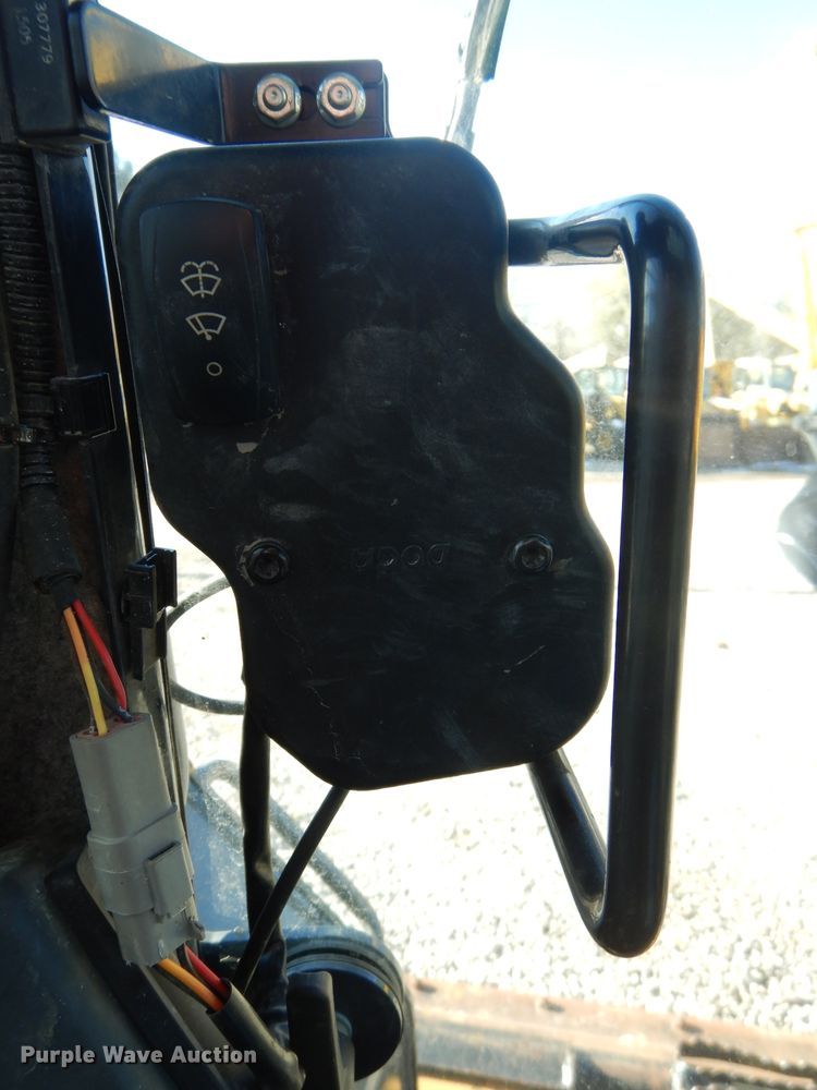 image for item DH2680 2015 John Deere 323E skid steer