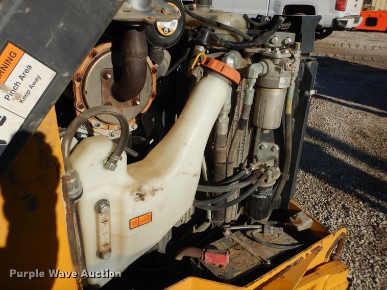 image for item DH2680 2015 John Deere 323E skid steer
