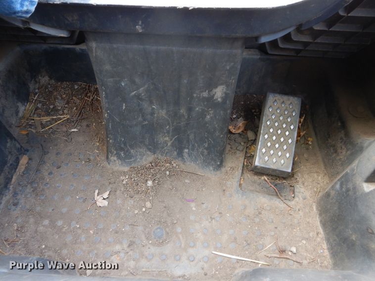 image for item DH2705 2013 John Deere 318D skid steer