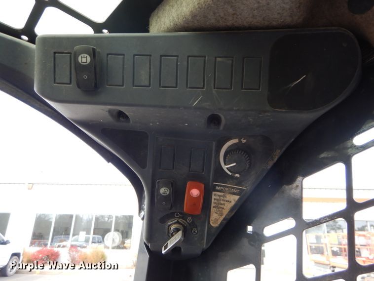 image for item DH2705 2013 John Deere 318D skid steer