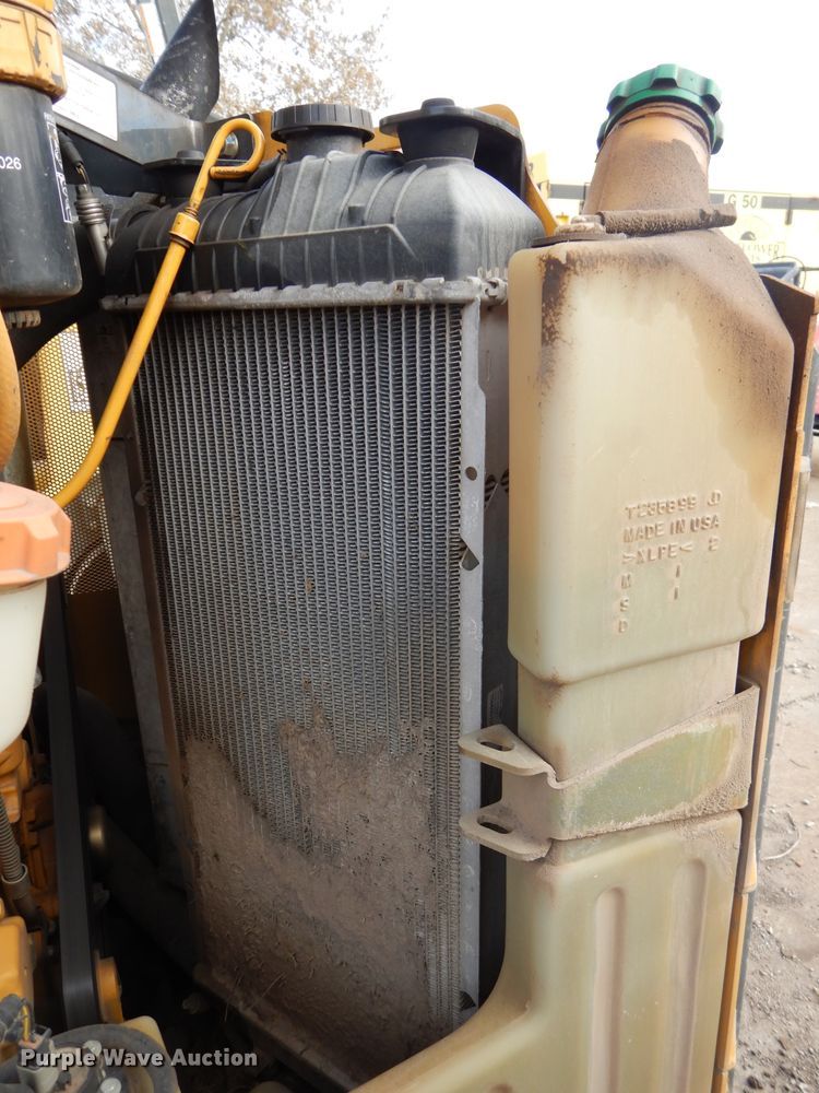 image for item DH2705 2013 John Deere 318D skid steer