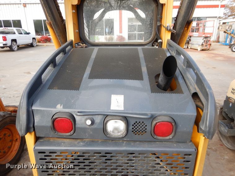 image for item DH2705 2013 John Deere 318D skid steer