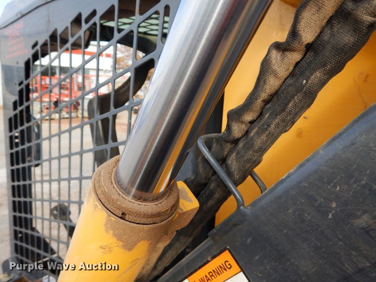 image for item DH2705 2013 John Deere 318D skid steer