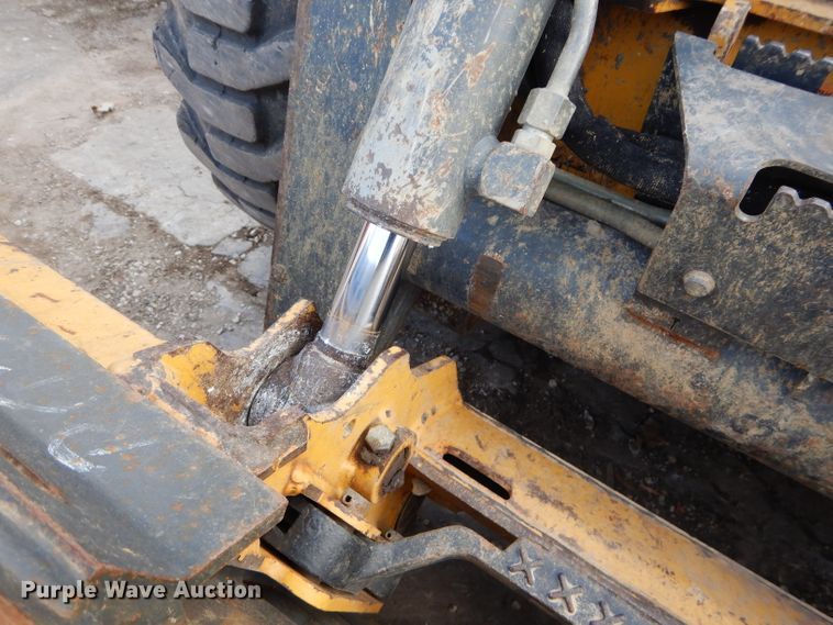 image for item DH2705 2013 John Deere 318D skid steer