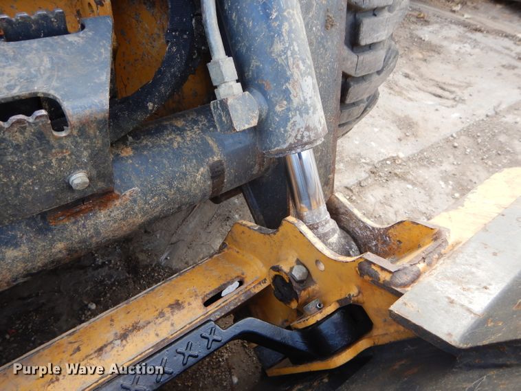 image for item DH2705 2013 John Deere 318D skid steer