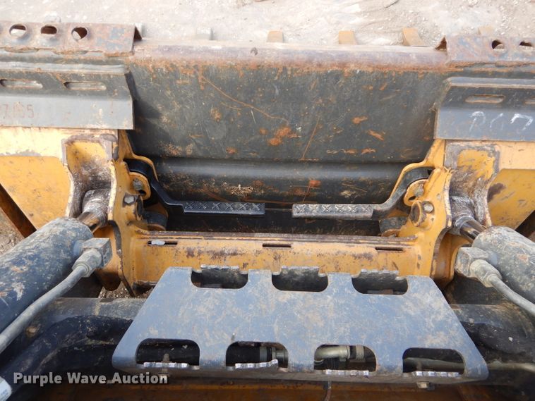 image for item DH2705 2013 John Deere 318D skid steer