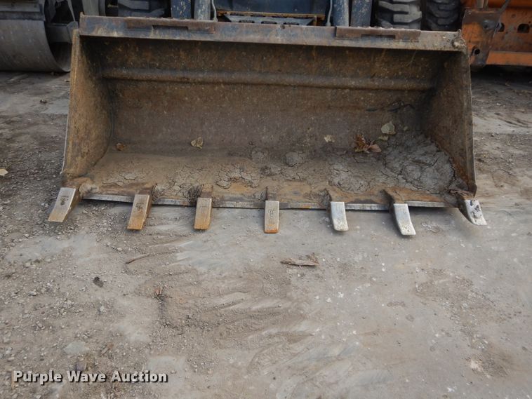 image for item DH2705 2013 John Deere 318D skid steer