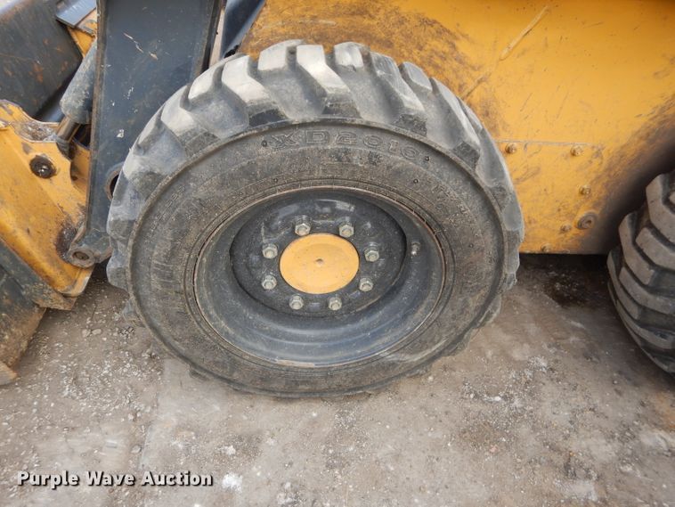 image for item DH2705 2013 John Deere 318D skid steer