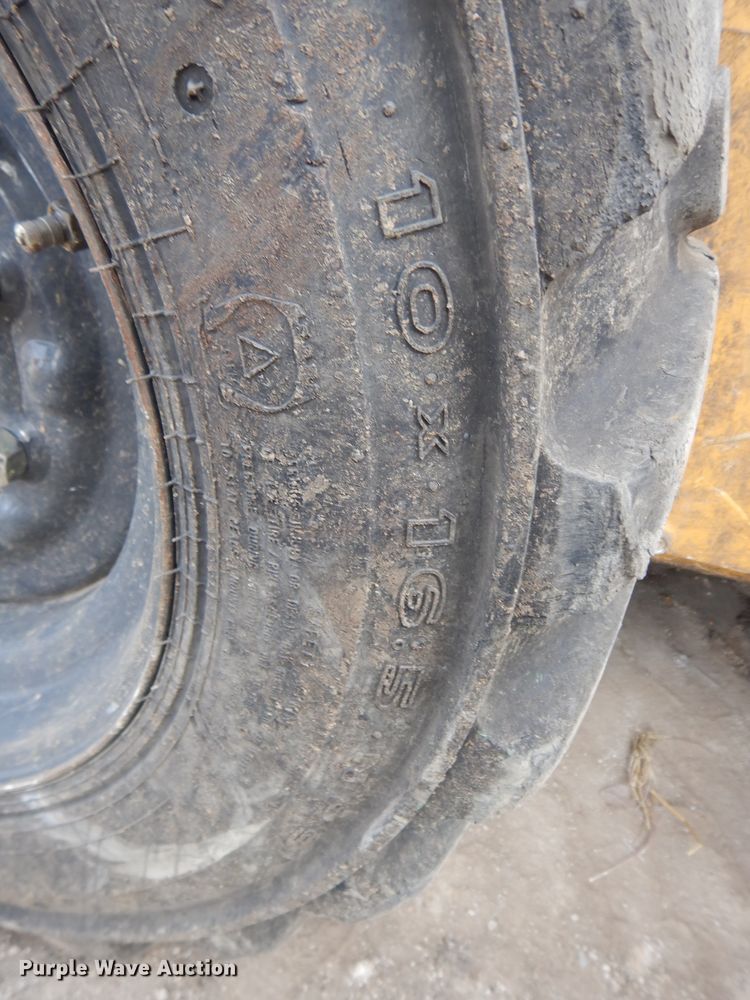 image for item DH2705 2013 John Deere 318D skid steer