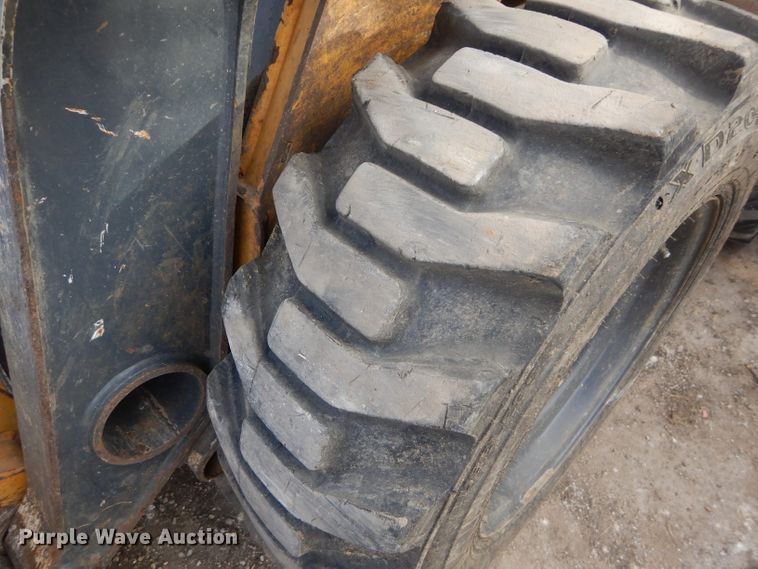 image for item DH2705 2013 John Deere 318D skid steer