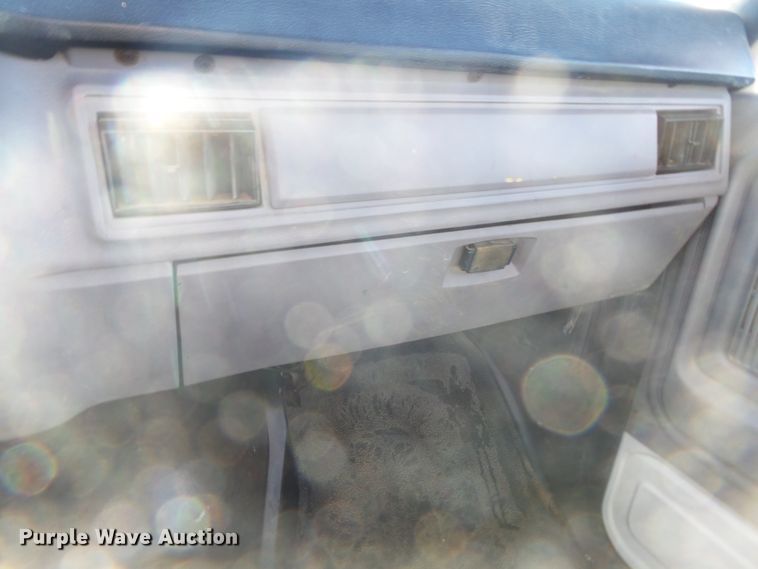 image for item DH7770 1995 Ford F800 reel carrier truck