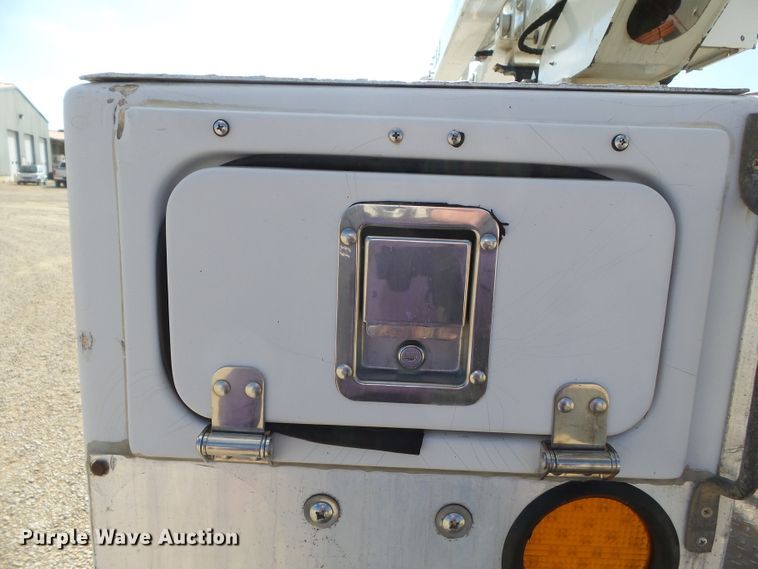 image for item DH7781 2008 Dodge Ram 5500 bucket truck