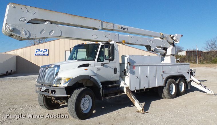 image for item DI0734 2004 International 7400 bucket truck