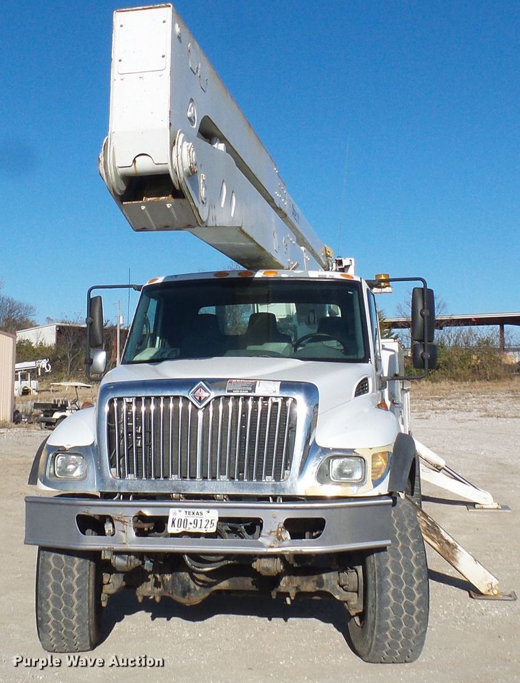image for item DI0734 2004 International 7400 bucket truck