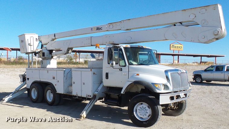 image for item DI0734 2004 International 7400 bucket truck