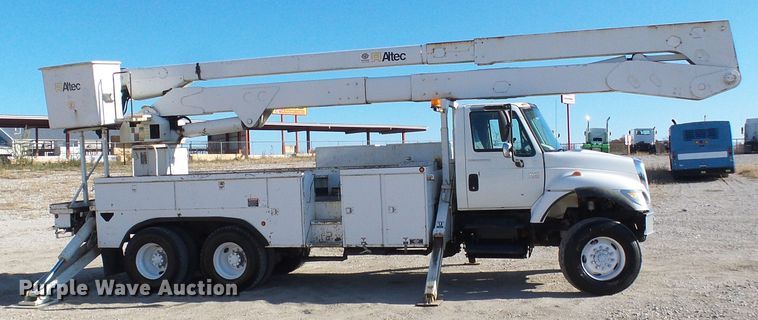 image for item DI0734 2004 International 7400 bucket truck