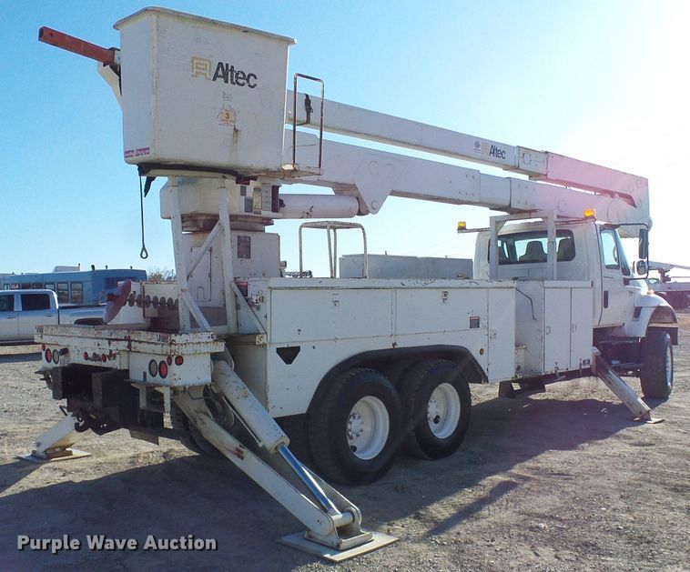 image for item DI0734 2004 International 7400 bucket truck
