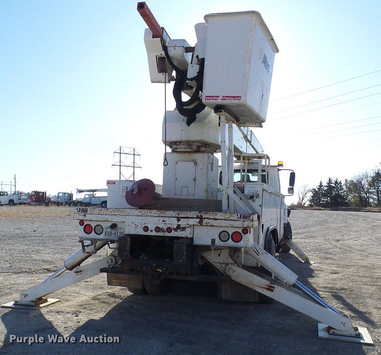 image for item DI0734 2004 International 7400 bucket truck