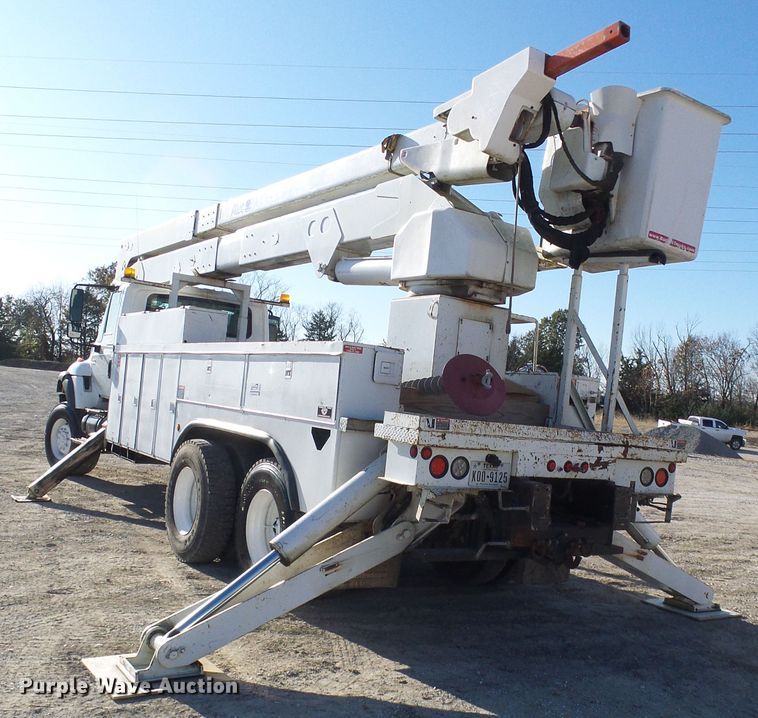 image for item DI0734 2004 International 7400 bucket truck