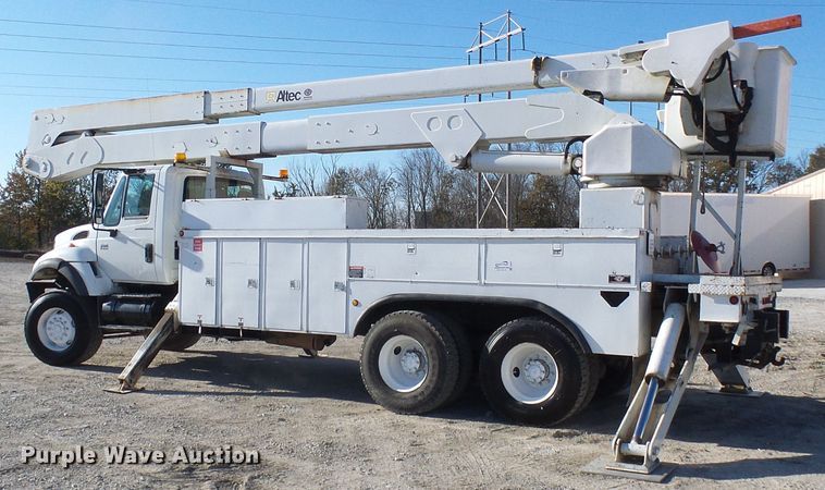 image for item DI0734 2004 International 7400 bucket truck