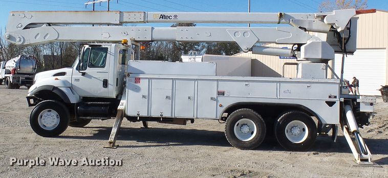 image for item DI0734 2004 International 7400 bucket truck