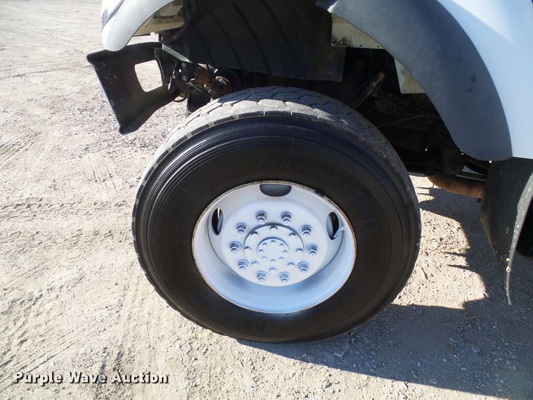 image for item DI0734 2004 International 7400 bucket truck