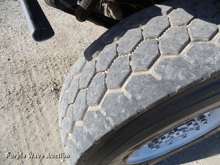 image for item DI0734 2004 International 7400 bucket truck