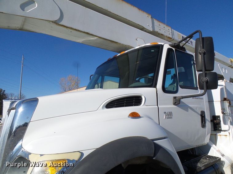 image for item DI0734 2004 International 7400 bucket truck