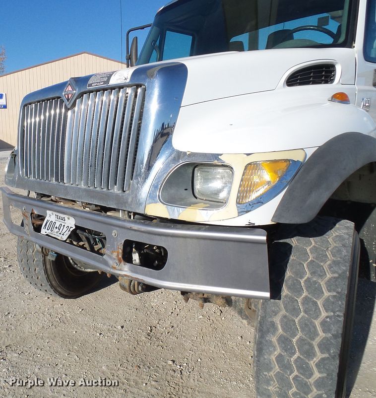 image for item DI0734 2004 International 7400 bucket truck