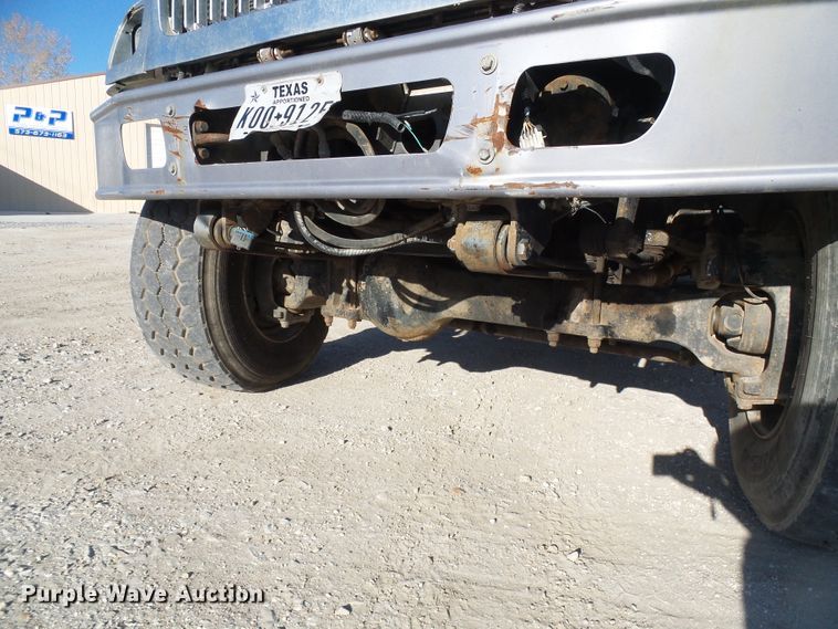 image for item DI0734 2004 International 7400 bucket truck