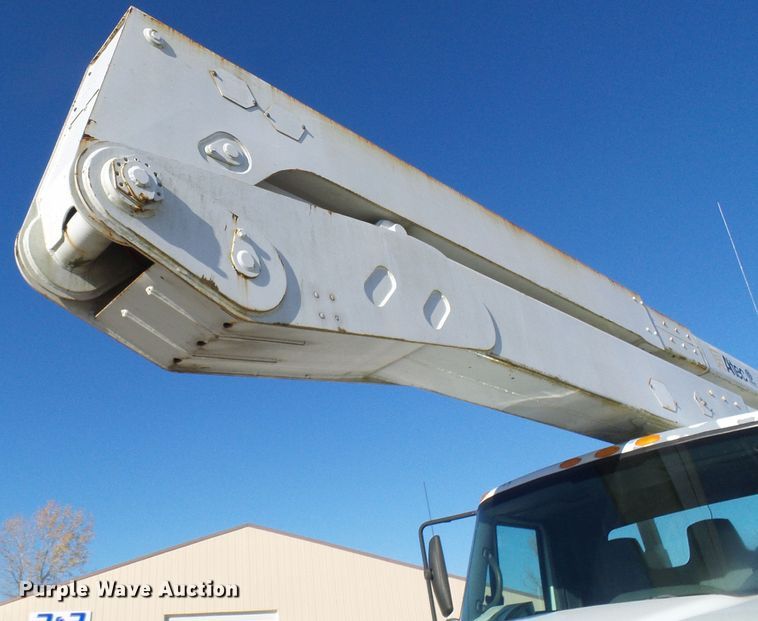 image for item DI0734 2004 International 7400 bucket truck