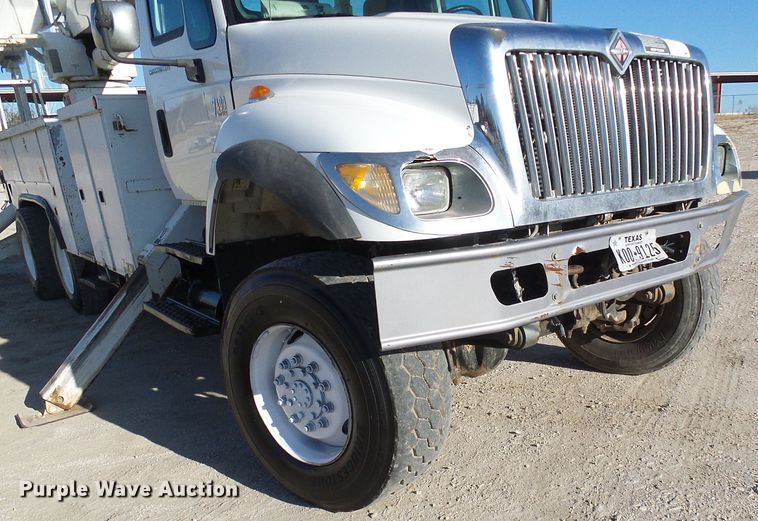 image for item DI0734 2004 International 7400 bucket truck