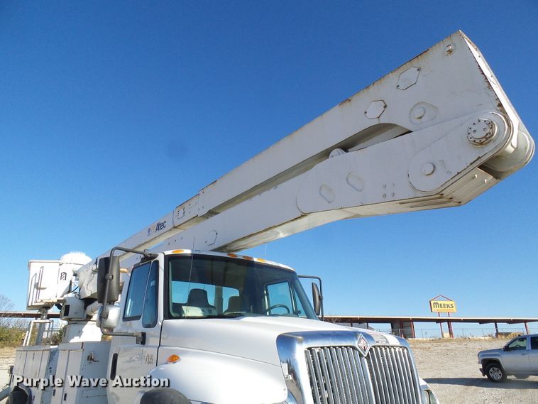 image for item DI0734 2004 International 7400 bucket truck