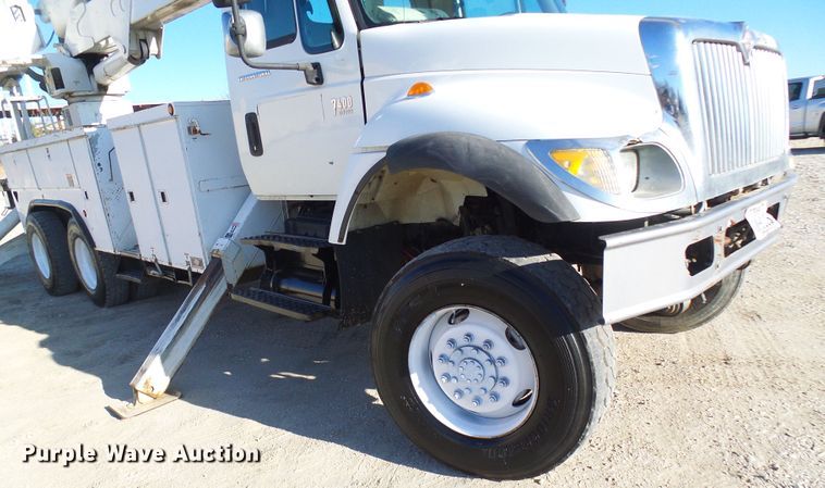 image for item DI0734 2004 International 7400 bucket truck