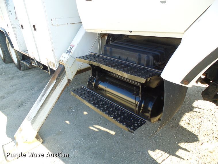 image for item DI0734 2004 International 7400 bucket truck