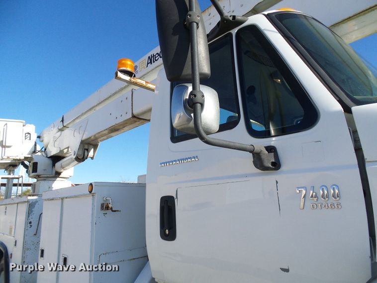 image for item DI0734 2004 International 7400 bucket truck