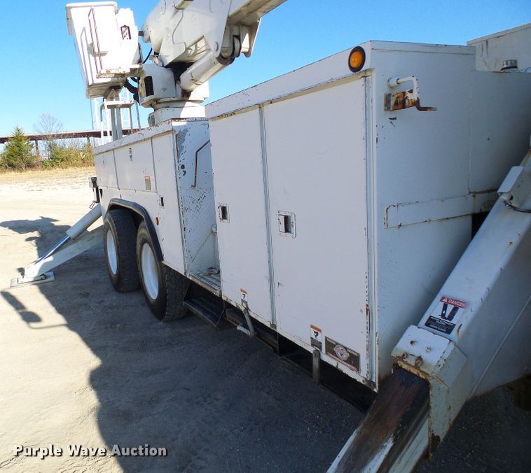 image for item DI0734 2004 International 7400 bucket truck
