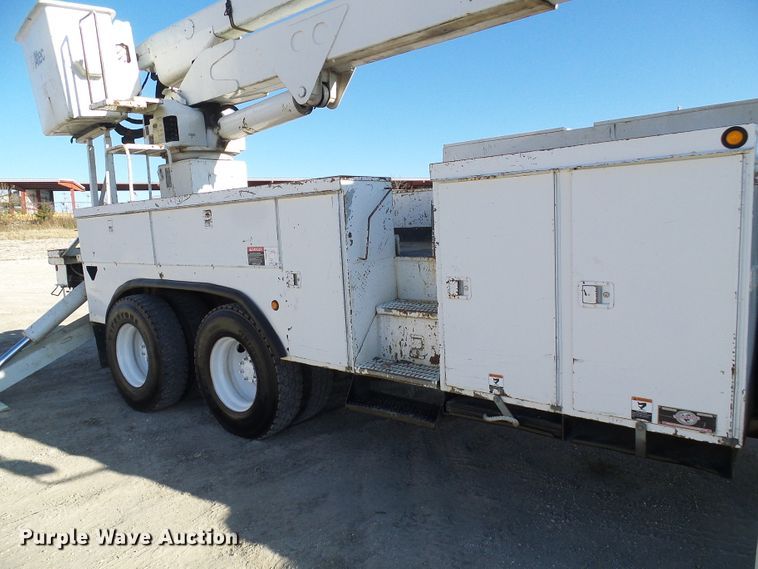 image for item DI0734 2004 International 7400 bucket truck
