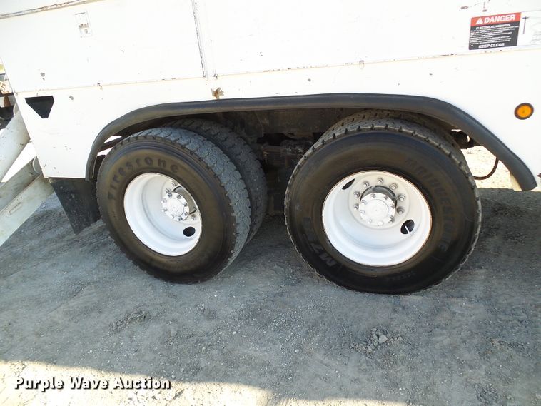 image for item DI0734 2004 International 7400 bucket truck