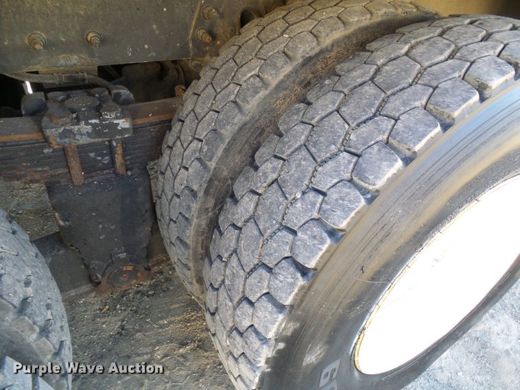 image for item DI0734 2004 International 7400 bucket truck