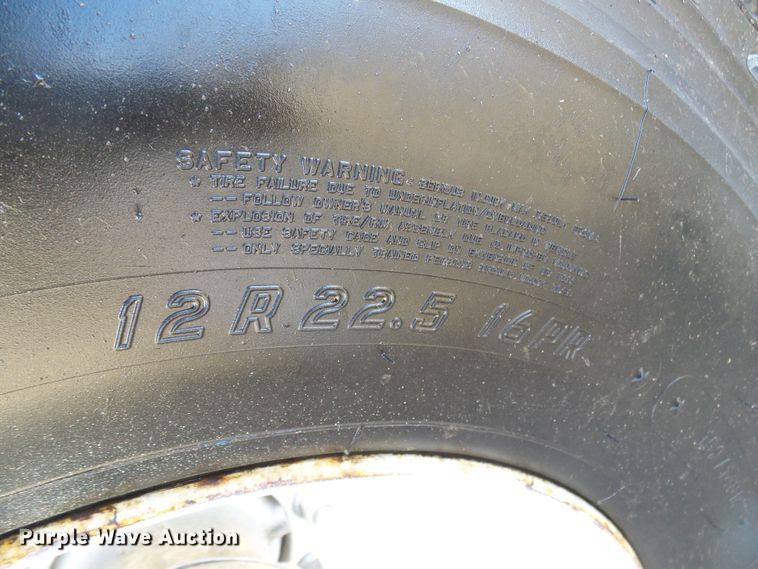 image for item DI0734 2004 International 7400 bucket truck