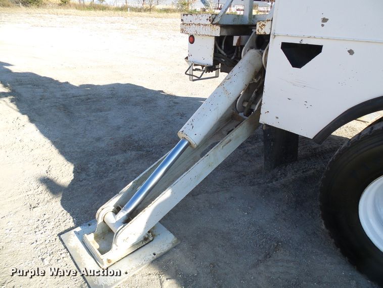 image for item DI0734 2004 International 7400 bucket truck