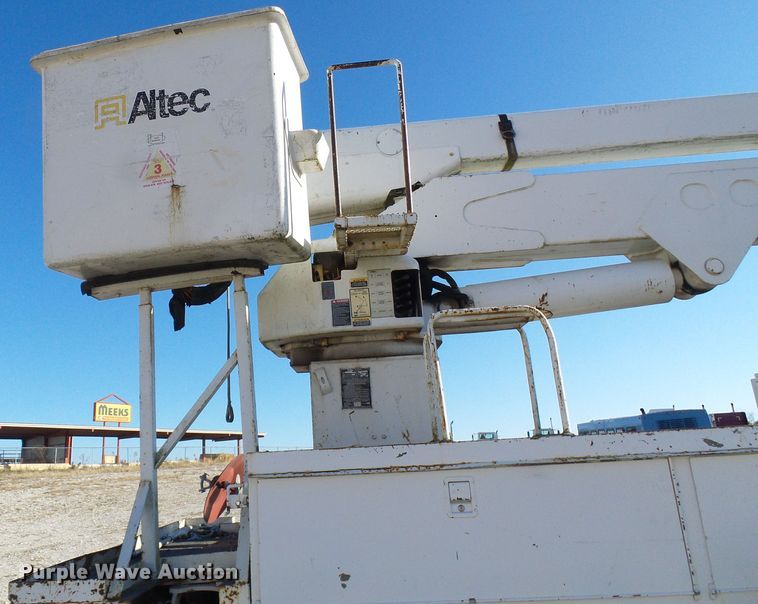 image for item DI0734 2004 International 7400 bucket truck