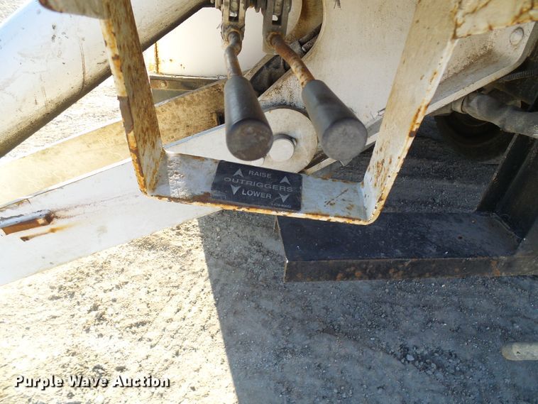 image for item DI0734 2004 International 7400 bucket truck