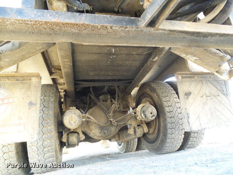 image for item DI0734 2004 International 7400 bucket truck