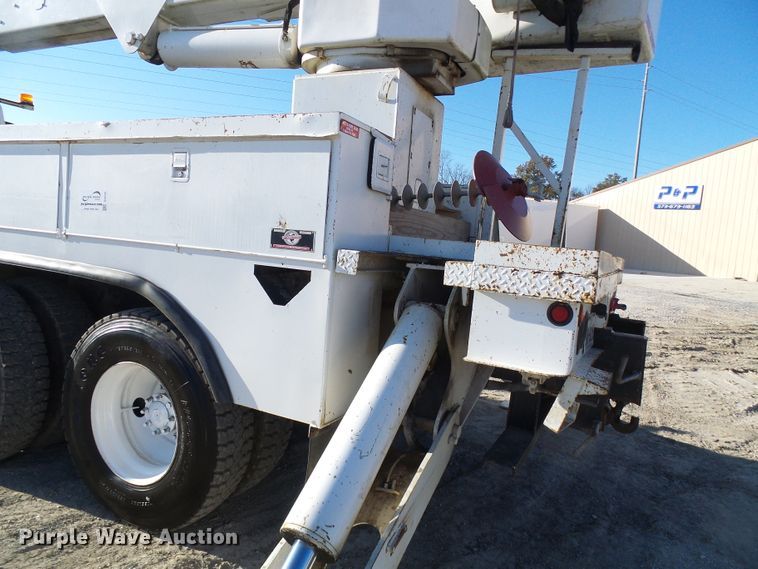 image for item DI0734 2004 International 7400 bucket truck