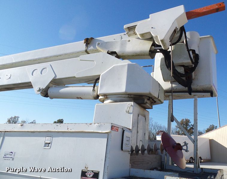 image for item DI0734 2004 International 7400 bucket truck